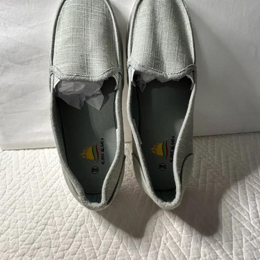 Aloha Island women’s slip on‎ canvas material shoes, size 9.5 light gray color